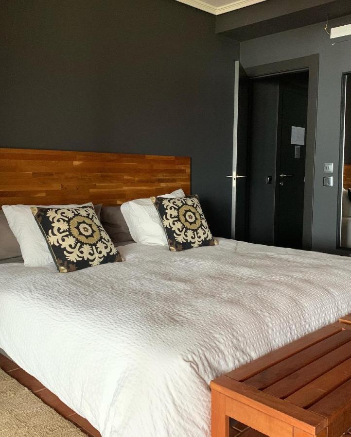 La Lagartija Adults Only 3*